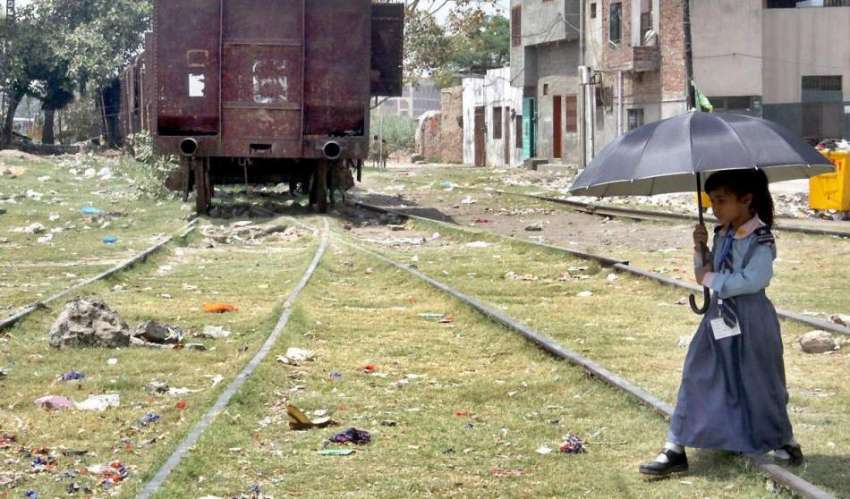لاہور: ایک کمسن طالبہ سکول سے چھٹی کے بعد دھوپ سے بچنے کے ..