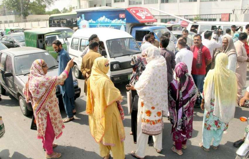 لاہور: سروسز ہسپتال میں پیرا میڈیکل سٹاف کی ہڑتال کے خلاف ..
