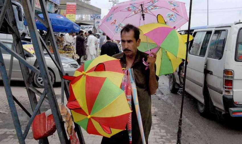 راولپنڈی: ملکی صورتحال سے بے خبر ایک محنت کش چھتریاں فروخت ..