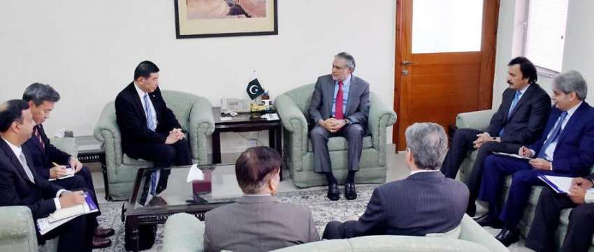 اسلام آباد: وفاقی وزیر خزانہ سینیٹر اسحاق ڈار سے عالمی اداروں ..