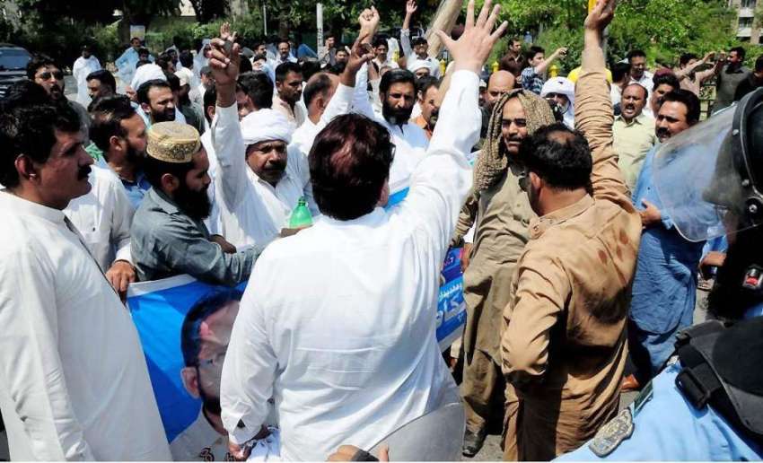 اسلام آباد: آل پاکستان کلرک ایسوسی ایشن کے کارکنان اپنے ..