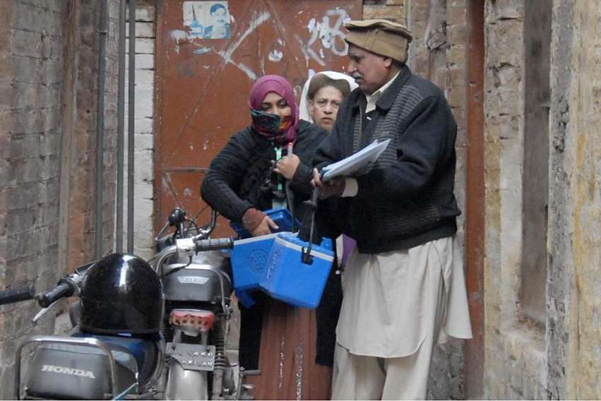 راولپنڈی: پولیو ہیلتھ ورکر بغیر سیکیورٹی کے مری روڈ کی گلیوں ..