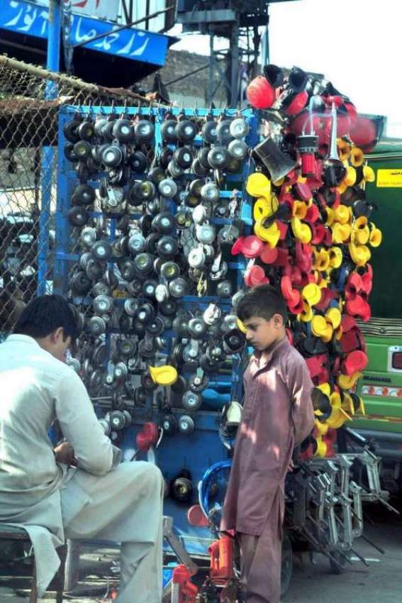راولپنڈی: مکینک ایک بچے کی سائیکل کو ہیلپنگ وہیل لگا رہا ..