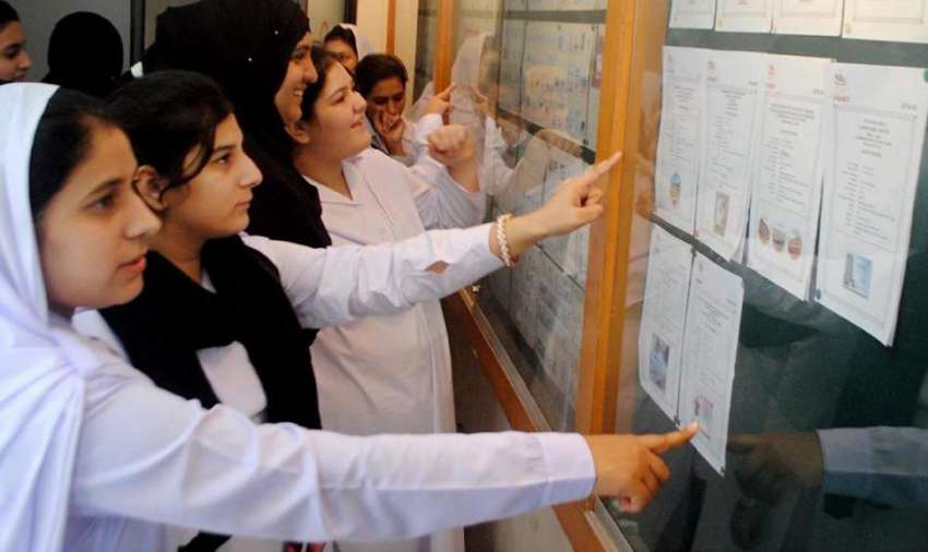 راولپنڈی: محکمہ ڈاک کے عالمی دن کے موقع پر سکول کی طالبات ..