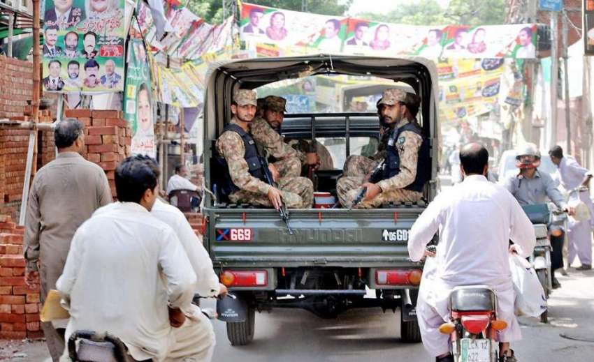 لاہور: پاک فوج کے جوان حلقہ این اے120کے ضمنی انتخابات میں ..