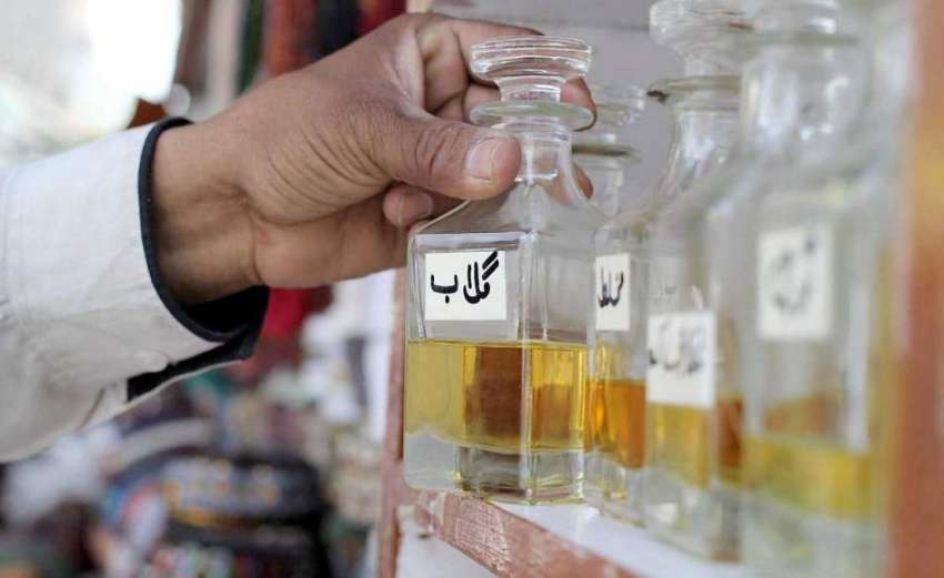 لاہور: ایک شہری انار کلی بازار سے عطر گلاب خرید رہا ہے۔