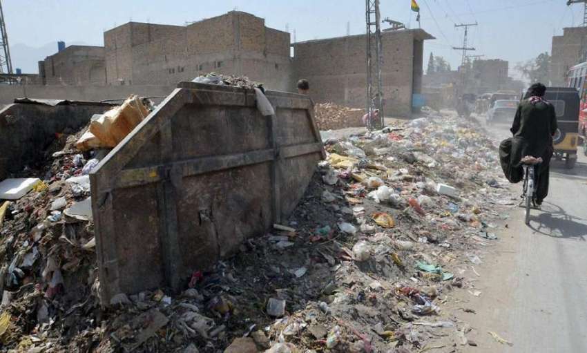 کوئٹہ: سبزل روڈ پر کچرے کے ڈھیر کی وجہ سے گزرنے والوں کو شدید ..