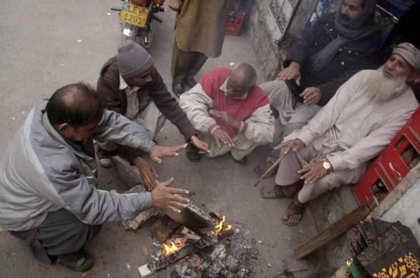 لاہور: سردی کی شدت کو کم کرنے کے لیے شہری آگ تاپ رہے ہیں۔