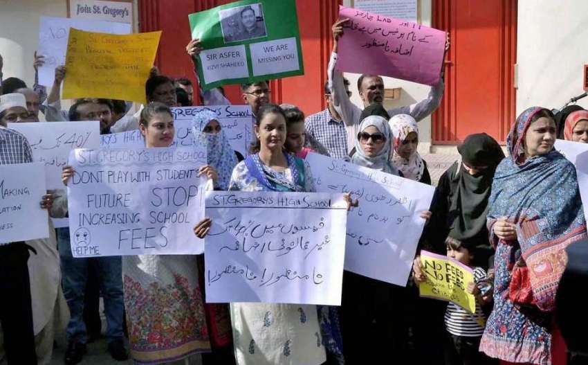  کراچی: گلشن اقبال بلاک5میں فیسوں میں بڑھوتری کے خلاف والدین ..