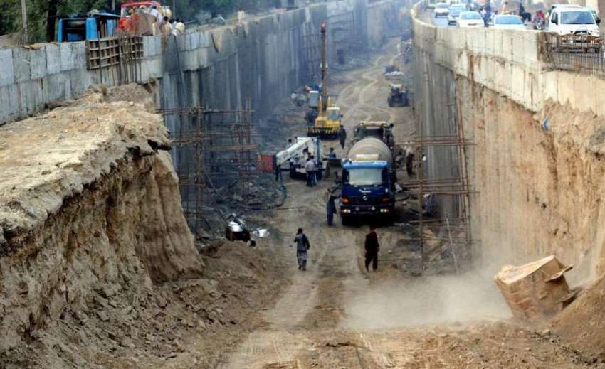 لاہور: چوبچہ پھاٹک انڈر پاس کی تعمیر کے لیے کام جاری ہے۔