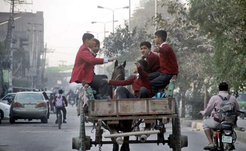 لاہور: طالبعلم سکول سے چھٹی کے بعد تانگہ ریڑھے پر خطرناک ..