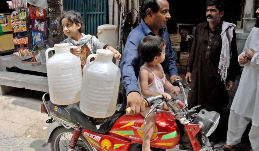 راولپنڈی: بنی کے رہائشی پانی کی کمی کے باعث دور دراز سے پانی ..