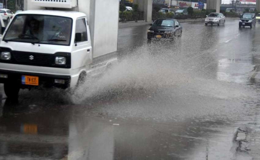راولپنڈی: شہر میں ہونیوالی بارش کے بعد مری روڈ پر گاڑیاں ..