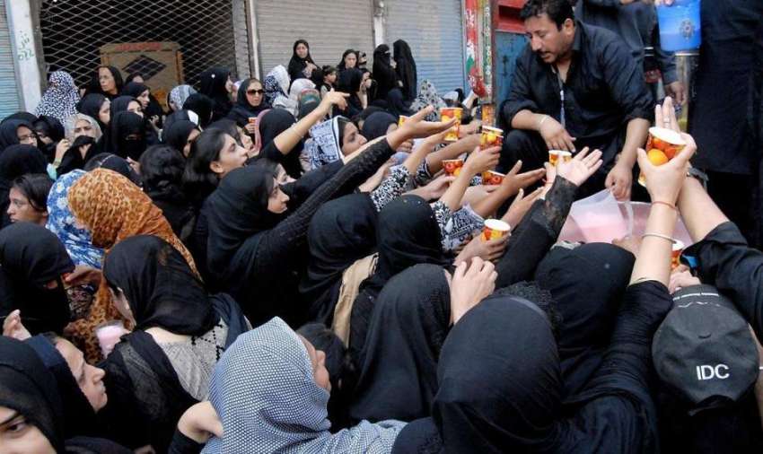 راولپنڈی: یوم عاشور کے مرکزی جلوس میں خواتین میں نیاز تقسیم ..