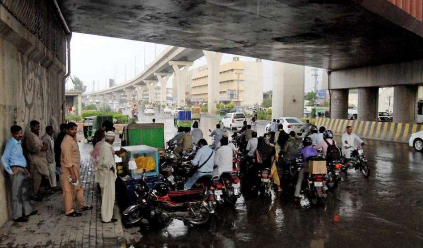 راولپنڈی: بارش کے دوران شہری بارش سے بچنے کے لیے مڑیڑ پل ..