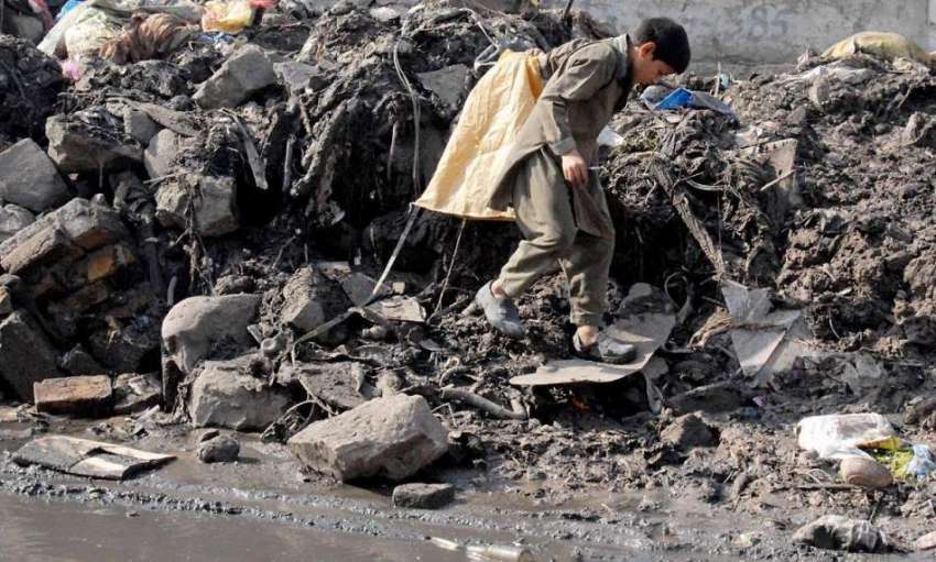 راولپنڈی: خانہ بدوش بچے کچرے سے کارآمد اشیاء تلاش کر رہے ..