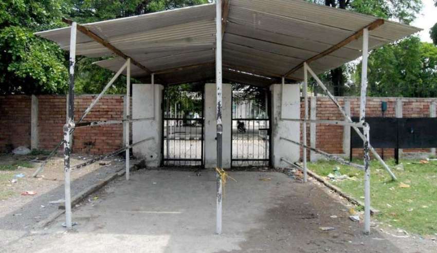 راولپنڈی: حاجی کیمپ کا گیٹ بند ہے سیکیورٹی اہلکار بھی موجود ..