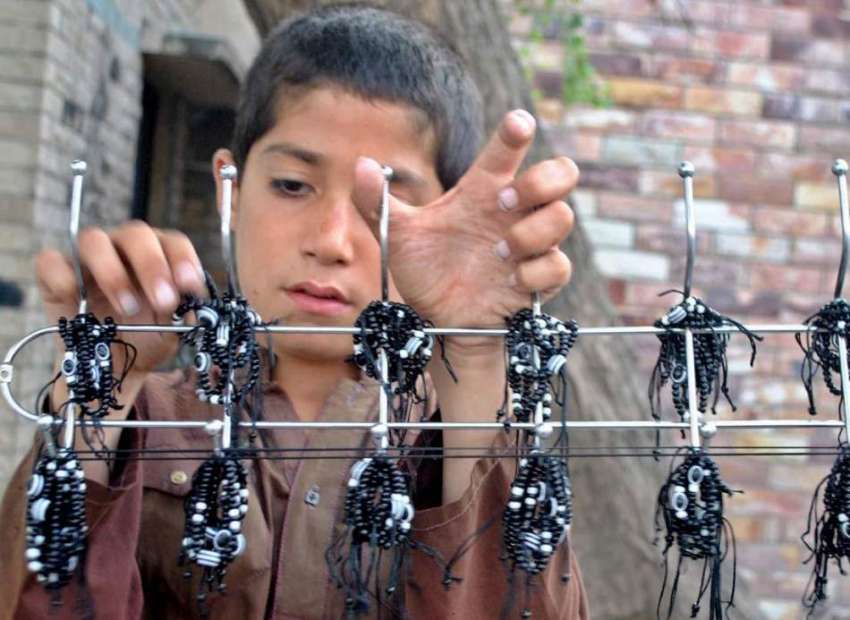 راولپنڈی: ایک کمسن محنت کش فروخت کے لیے ہاتھ سے بنی ڈوریاں ..