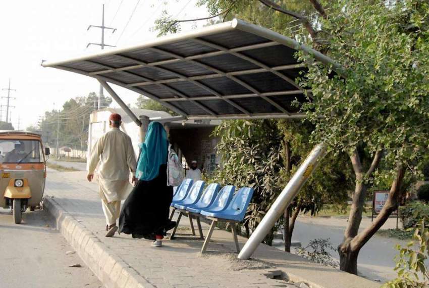راولپنڈی: چوہڑ چوک سٹاپ پر دیکھ بھال نہ ہونے کے باعث ٹوٹ ..