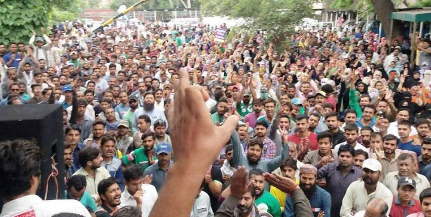 لاہور: ڈینگی ملازمین اپنے مطالبات کے حق میں احتجاج کر رہے ..