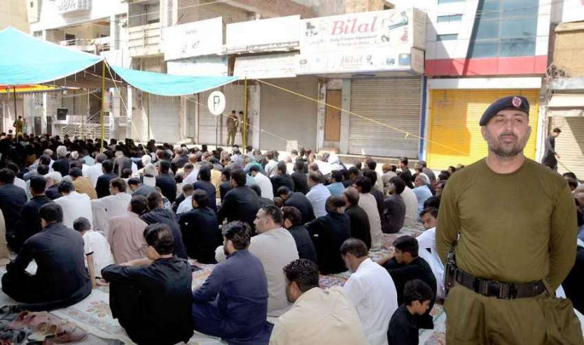 اٹک: نماز ظہرین و جمعہ کے موقع پر پولیس اہلکار الرٹ کھڑا ..