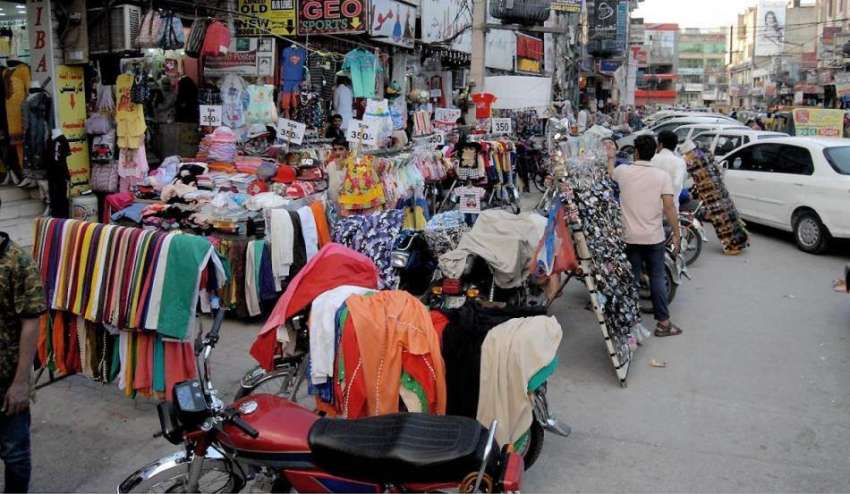 راولپنڈی: کمرشل مارکیٹ میں تجاوزات کا منظر جس کے باعث ٹریفک ..