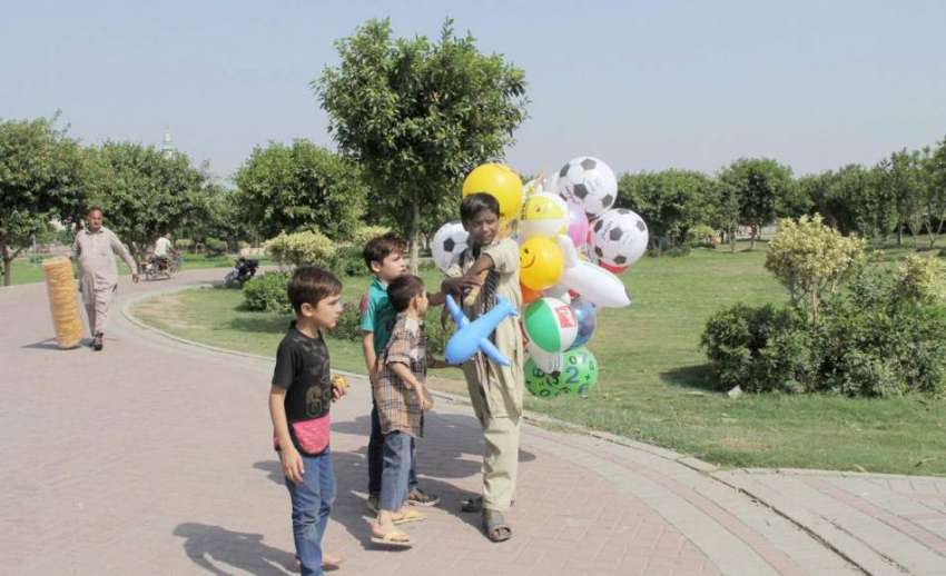 لاہور: ایک پارک میں بچے کھلونے خرید رہے ہیں۔