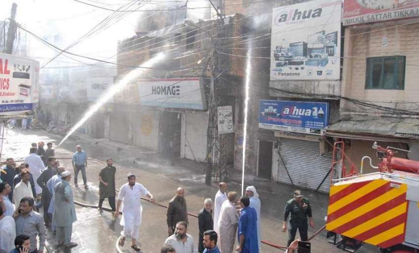 راولپنڈی: ریسکیو1122کا عملہ کالج روڈ پر لگنے والی آگ بجھانے ..