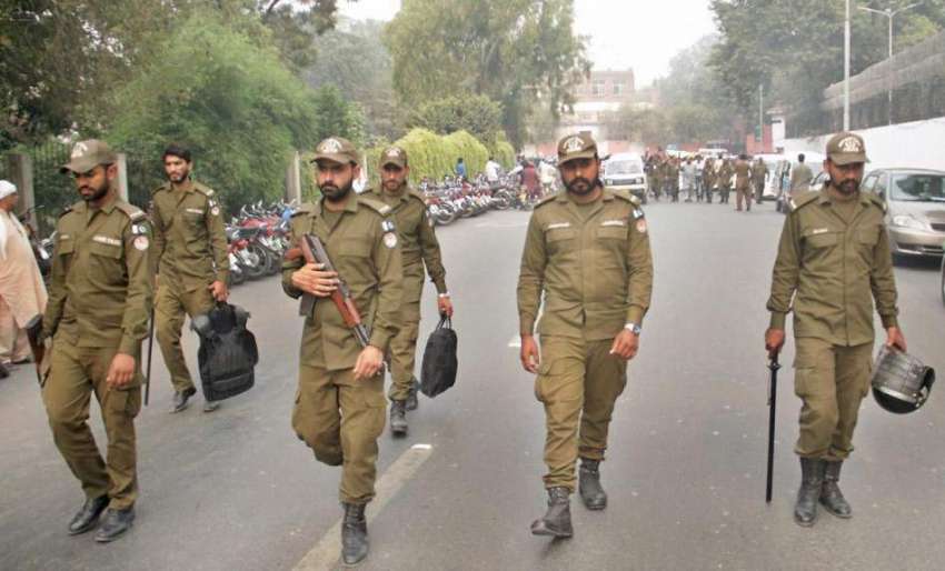 لاہور: محکمہ ہیلتھ کے ڈینگی ورکرز کے احتجاج کے موقع پر پولیس ..