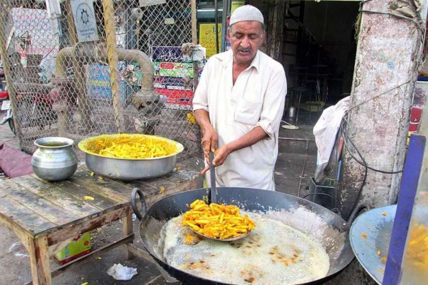فیصل آباد: ایک دکاندار فروخت کے لیے افطاری کا سامان تیار ..