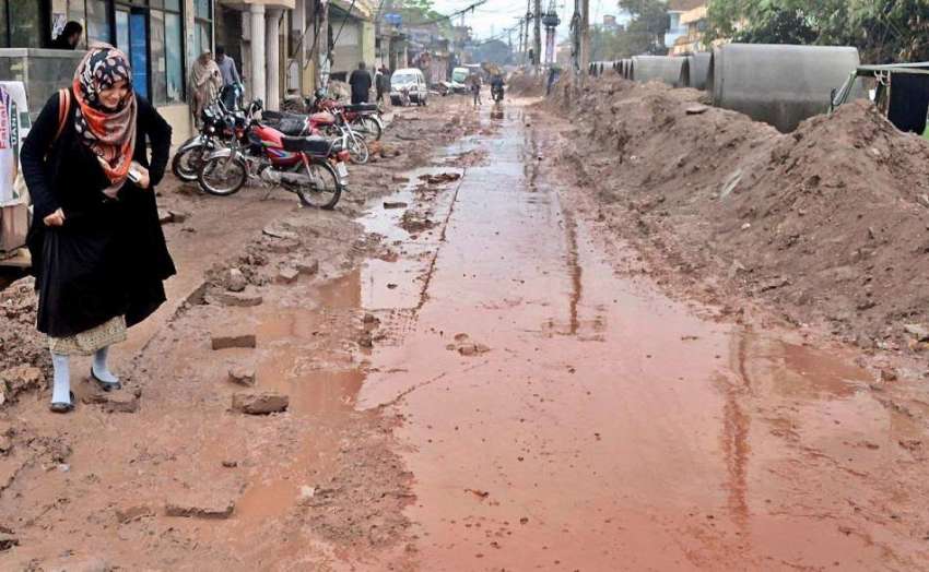 راولپنڈی: چمن زار کے علاقہ میں ناقص سیوریج نظام کے باعث بارش ..