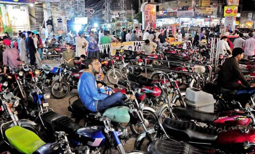 راولپنڈی: کمرشل مارکیٹ مین روڈ پر موٹر سائیکل پارک ہیں جس ..