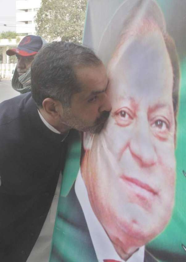 لاہور: مسلم لیگ (ن) کا کارکن وزیر اعظم نوازشریف کی تصویر چوم ..