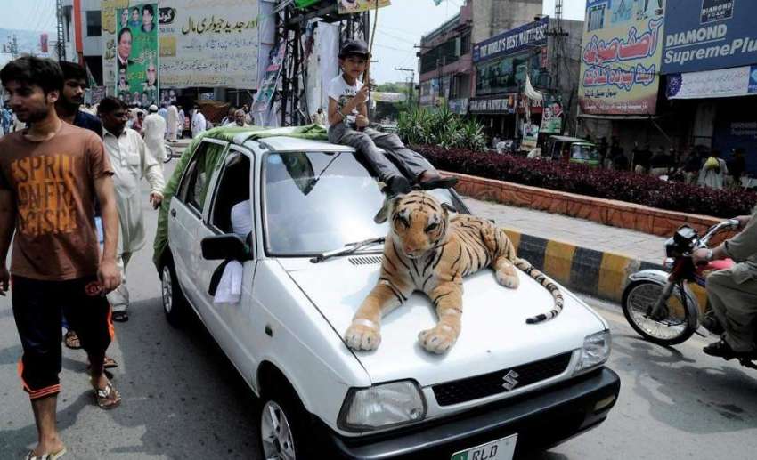 راولپنڈی: ریلی میں شرکت کے لیے جانیوالا ایک بچہ گاڑی کی چھت ..