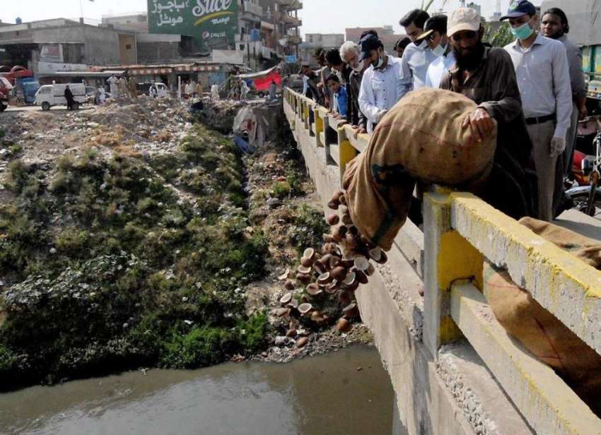 راولپنڈی: پنجاب فوڈ اتھارٹی کے اہلکار ناقص ناریل نالہ لئی ..