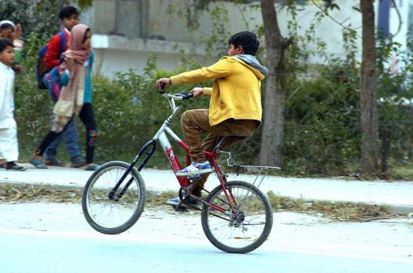 اسلام آباد: ایک بچہ سائیکل پر ون ویلنگ کر رہا ہے۔
