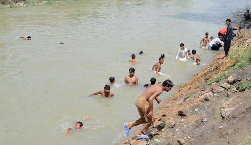 حیدر آباد: شدید گرمی کے باعث نوجوان نہر میں نہا رہے ہیں۔