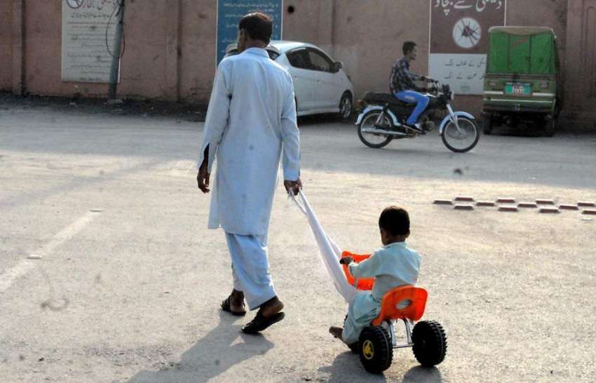 راولپنڈی: بی بی ایچ ہسپتال میں ایک شہری بچے کی سائیکل کپڑے ..