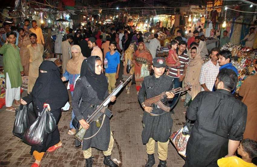 حیدر آباد: ریشم بازار میں خواتین عید کی خرید اری میں مصروف ..
