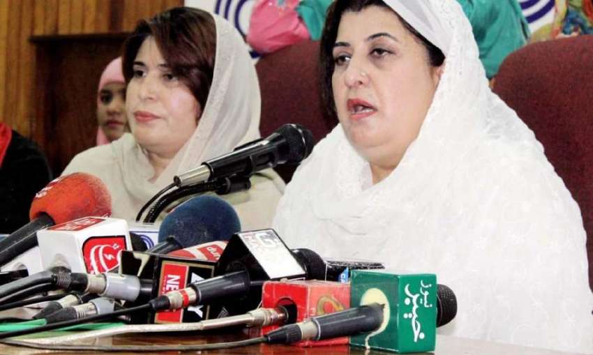 پشاور: پی ٹی آئی کی خاتون ایم پی اے یاسمین ضیاء دیگر خواتین ..