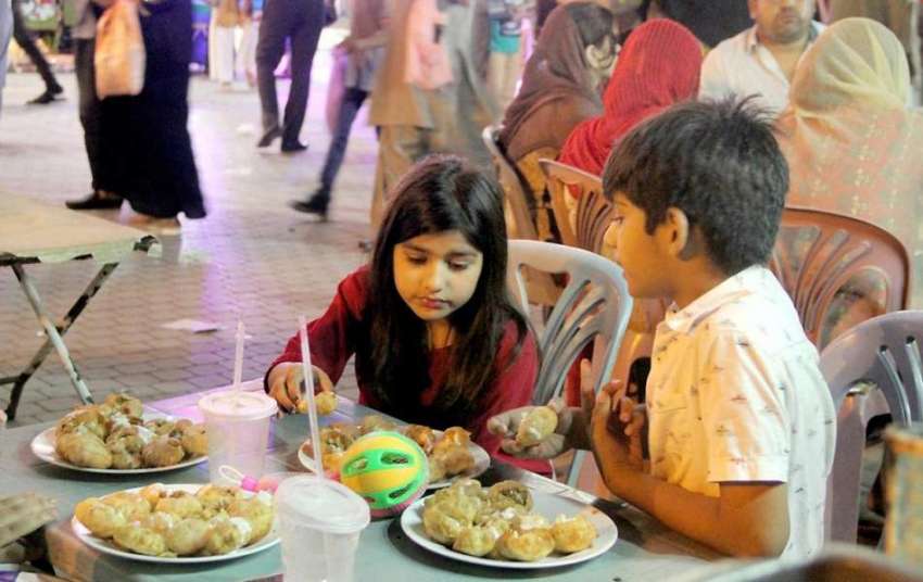 لاہور: لبرٹی مارکیٹ میں بچے گول گپوں سے لطف اندوز ہو رہے ..