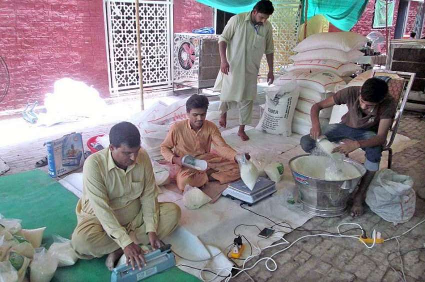 فیصل آباد: سستا رمضان بازار میں فروخت کے لیے چینی پیک کی ..