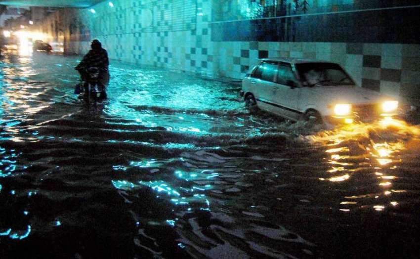 راولپنڈی: شدید بارش کے باعث کمیٹی چوک انڈر پاس میں جمع پانی ..