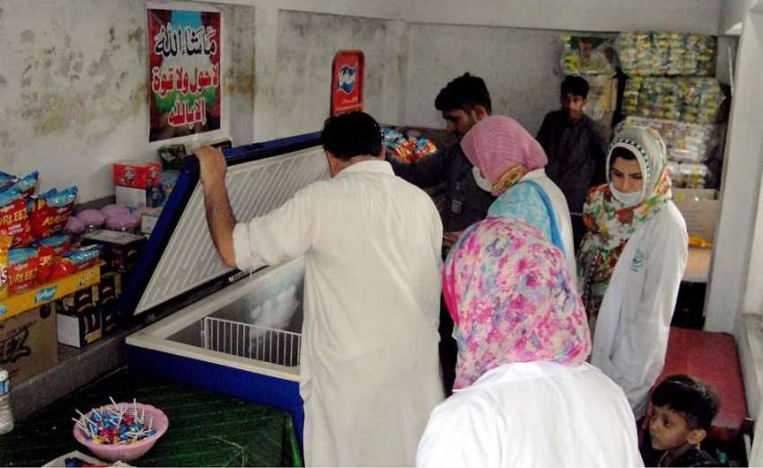 راولپنڈی: پنجاب فوٹ اتھارٹی کے اہلکار مقامی سکول کی کینٹین ..