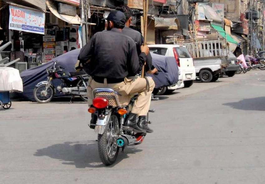 راولپنڈی: پولیس اہلکار قانون کی دھجیاں اڑاتے ہوئے بغیر نمبر ..