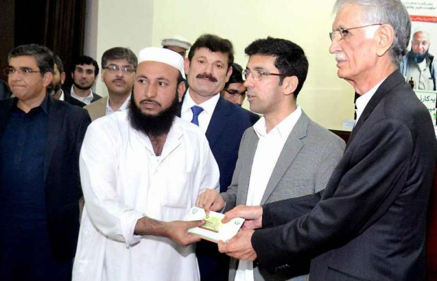 پشاور: وزیراعلیٰ خیبر پختونخوا پرویز خٹک مستحق افراد میں ..