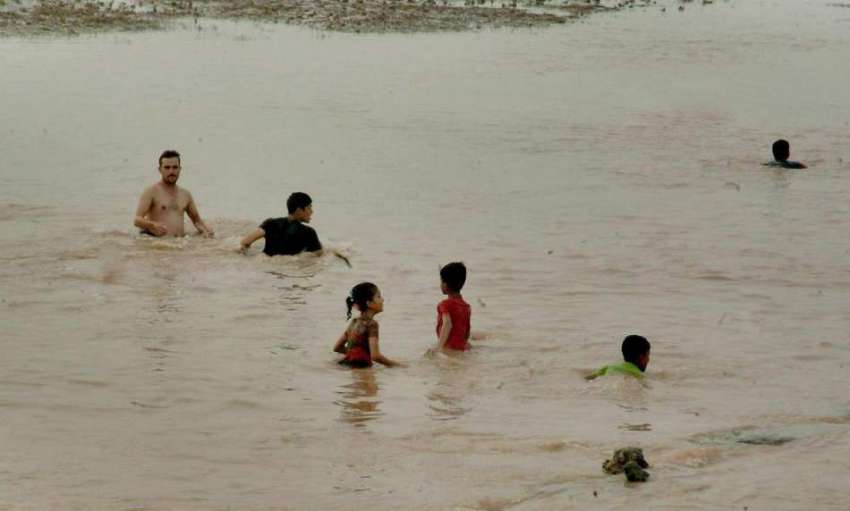 لاہور: ممکنہ سیلاب کی وارننگ جاری ہونے کے باوجود نوجوان ..