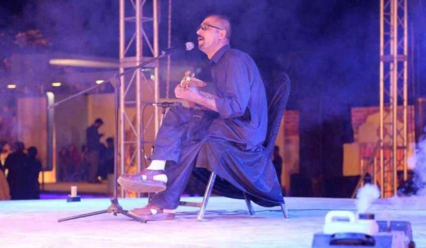 پشاور: محفل موسیقی میں شاہد ملنگ پرفارم کر رہے ہیں۔