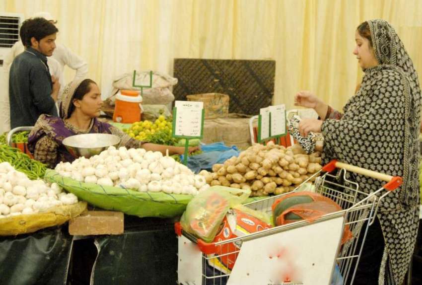 راولپنڈی: شمس آباد سستا رمضان بازار سے ایک خاتون خریداری ..