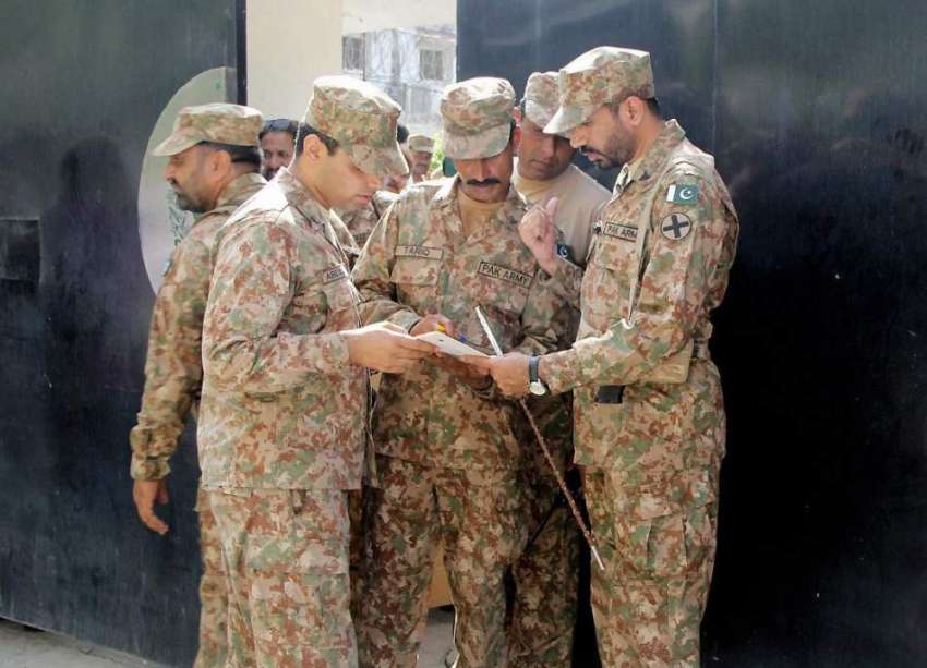 لاہور: پاک فوج کے جوان حلقہ این اے120کے ضمنی انتخابات کے لیے ..
